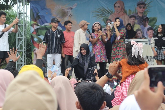 Aksi Panggung Penuh Hiburan! Drama Musikal Dika BJ & Mama Lela Team di Jember Mini Zoo